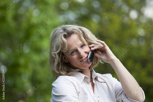 Photo: verliebte hübsch blonde Frau mit Mobiltelefon verliebte hübsch blonde Frau mit Mobiltelefon