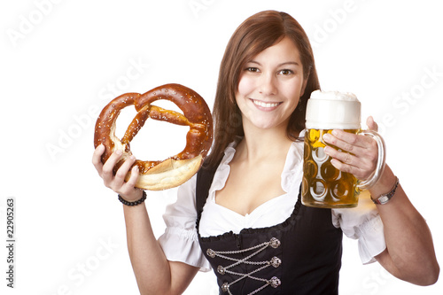 Foto: Frau im Dirndl hält Oktoberfest Bierkrug und Breze - Prost Frau im Dirndl hält Oktoberfest Bierkrug und Breze - Prost
