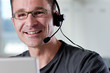 Junger Mann im Callcenter