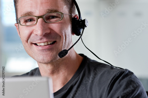 Foto: Junger Mann im Callcenter Junger Mann im Callcenter