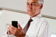 Geschaeftsmann mit Iphone
