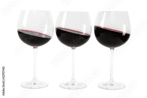 Photo: drei Gläser Rotwein mit exaktem Beschneidungspfad drei Gläser Rotwein mit exaktem Beschneidungspfad