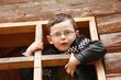 Junge im Fenster