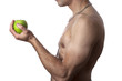 Homme croquant une pomme verte
