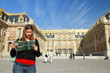 turista al castello di versailles