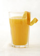 Orangensaft im Glas mit Orangenzeste Orangensaft im Glas mit Orangenzeste