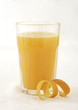 Orangensaft im Glas mit Orangenzeste Orangensaft im Glas mit Orangenzeste
