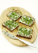 Schwarzbrot mit Butter und Schnittlauch Schwarzbrot mit Butter und Schnittlauch
