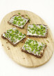 Schwarzbrot mit Butter und Schnittlauch Schwarzbrot mit Butter und Schnittlauch
