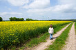 Mädchen auf dem Feldweg