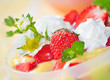 Vanillepudding mit frischen Erdbeeren