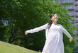 女性・深呼吸
