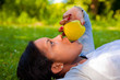 Femme mangeant une pomme
