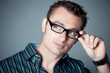 homme caucasien / européen lunettes