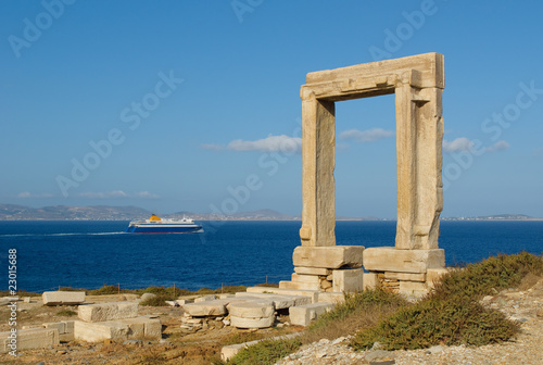 Foto: Portara gate, Naxos, Greece Portara gate, Naxos, Greece