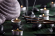 Buddha auf Bananenblatt, Massage Steine, Kerzen, Räucherstäbchen