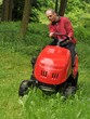 jardinier avec tondeuse