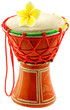 djembé fleuri, instrument de percussion africaine, fond blanc
