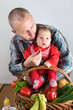 Vater füttert Baby mit Obst
