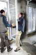 Ouvriers sur chantier maison en construction