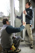 Ouvriers sur chantier maison en construction
