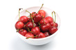 Un bol de cerises blanc sur fond blanc Un bol de cerises blanc sur fond blanc