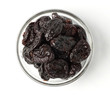 Foto: Some prunes in plate isolated Some prunes in plate isolated