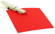 pince à linge en bois sur papier mémo rouge, fond blanc