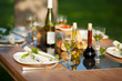festlicher tisch im garten