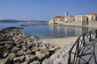 Plage et ville d'Antibes sur la côte d'azur en France