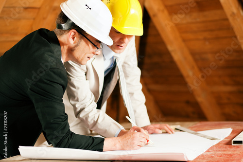 Foto: Architekt und Bauingenieur diskutieren Bauplan Architekt und Bauingenieur diskutieren Bauplan