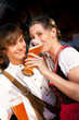 Paar in Tracht trinkt Weißbier