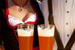 Paar in Tracht trinkt Weißbier