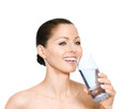 Frau trinkt Wasser