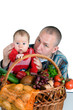 Vater mit Baby und Einkaufskorb