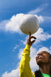 Frau balanciert Fußball