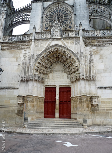 Entrée de la Collégiale Saint-Martin, Clamecy, France