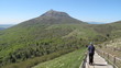 Randonneuse au pied du Puy de dôme