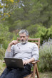 Guy,chaise,ordi,jardin,