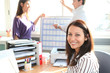 Femme d'affaires souriante au bureau
