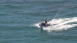 Jeune femme sur un scooter des mers.