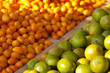 Kumquats und Limetten auf einem Wochenmarkt Kumquats und Limetten auf einem Wochenmarkt