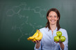 lehrerin mit obst