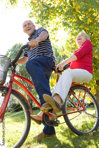 Foto: Riding tandem bicycle Riding tandem bicycle