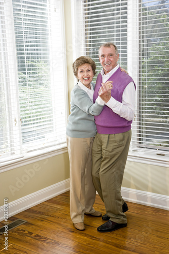 Foto: Loving senior couple dancing in living room Loving senior couple dancing in living room