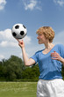 Foto: Frau dreht Ball auf dem Finger Frau dreht Ball auf dem Finger