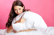 Foto: hübsche glückliche frau beim lachen im bett hübsche glückliche frau beim lachen im bett