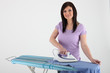 Jeune femme repassant du linge