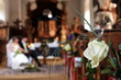 Foto: Rosenschmuck an den Kirchenbänken bei Hochzeit Rosenschmuck an den Kirchenbänken bei Hochzeit