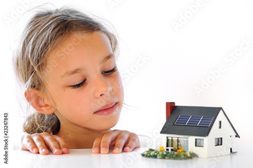 Photo: Filllette et maison écologique. Filllette et maison écologique.